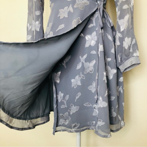 ASTR THE LABEL DUSTY BLUE BURNOUT WRAP FLORAL DRESS Size: XS - Picture 12 of 16